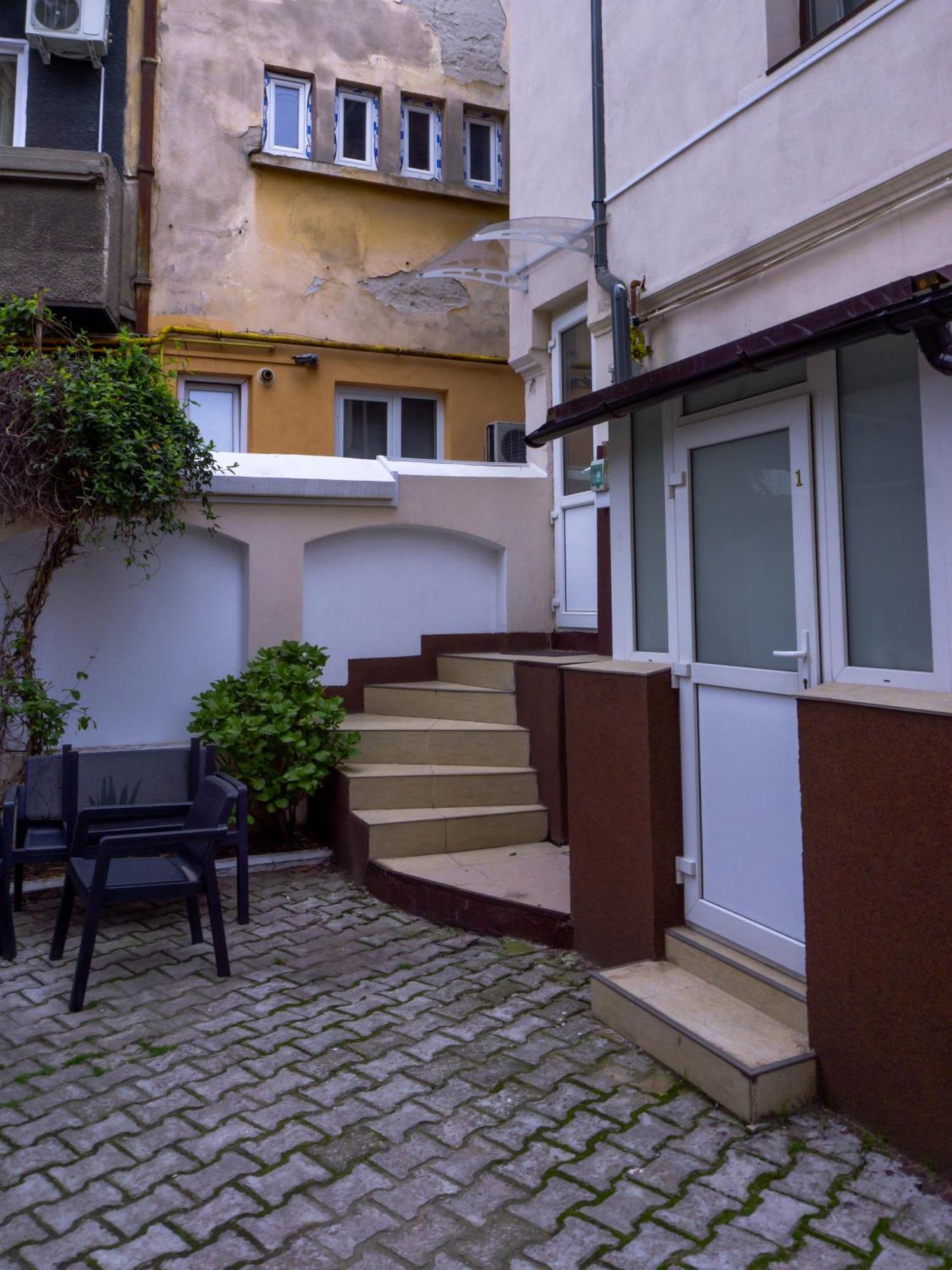 Comfortable Apartment University Square Bucharest Exterior photo