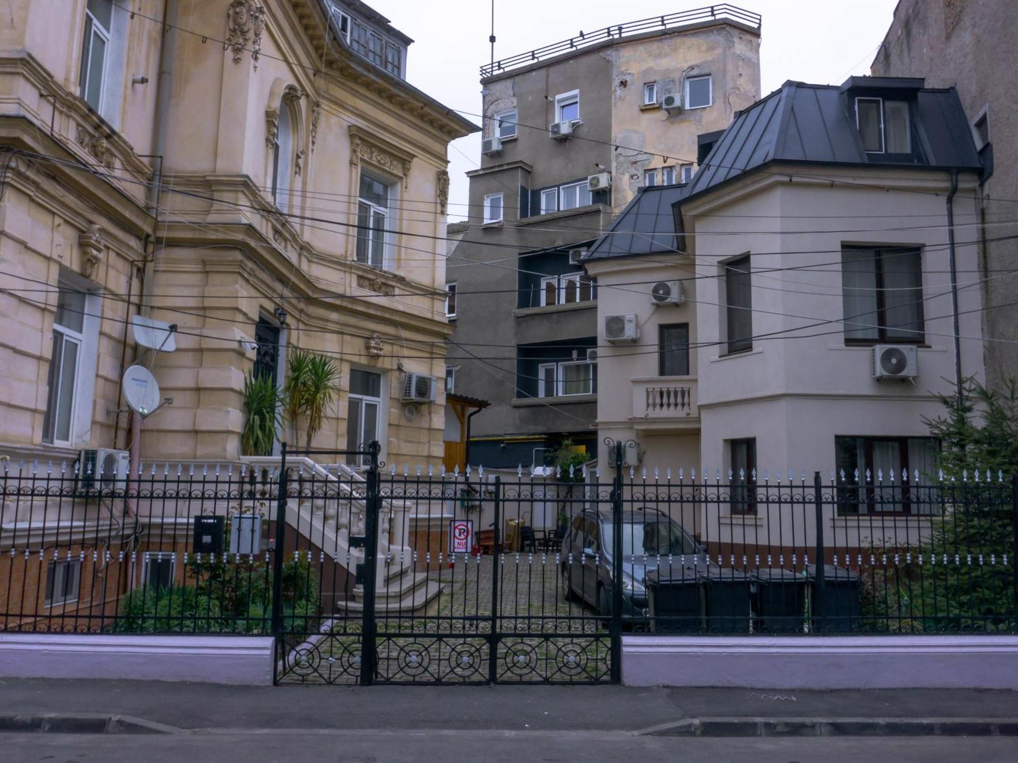 Comfortable Apartment University Square Bucharest Exterior photo
